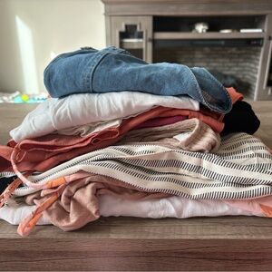 Bundle of women’s tanks/tshirts